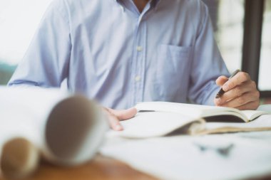 Planlar, mühendislik konsepti, mimari konsepti üzerine mimari proje çizen mühendis.