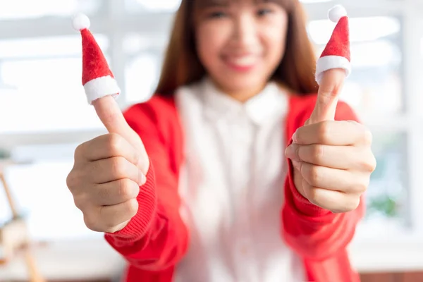 Mulher Feliz Mostrando Natal Papai Noel Chapéus Nos Dedos Conceito — Fotografia de Stock