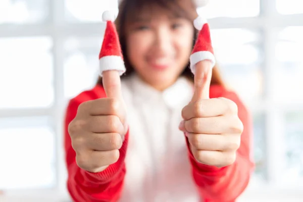 Ευτυχισμένη Γυναίκα Που Δείχνει Χριστουγεννιάτικα Καπέλα Santa Στα Δάχτυλα Χριστούγεννα — Φωτογραφία Αρχείου