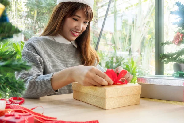 Confezione Regalo Donna Concetto Natale — Foto Stock