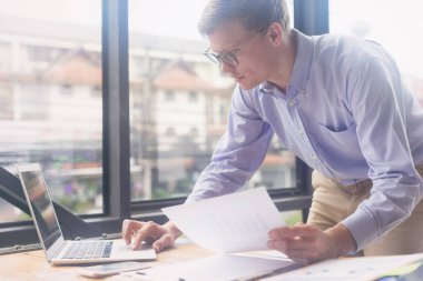 Akıllı iş adamı çalışma ve iş konsepti için belgeye bakar