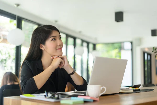 Modern Affärskvinna Arbetar Med Bärbar Dator Kontoret Affärsidé — Stockfoto