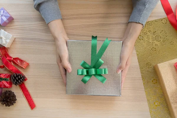 妇女包装礼品盒 圣诞节观念 — 图库照片