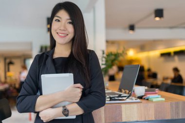 Ofiste kollarını kavuşturan mutlu iş kadını, iş konsepti 