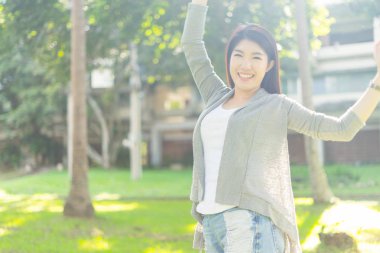 Mutlu kadın kameraya bakıp gülüyor.