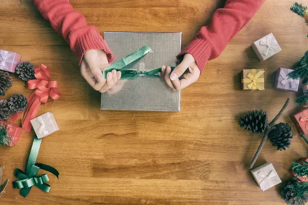 Frau Verpackung Geschenkbox Weihnachtskonzept — Stockfoto