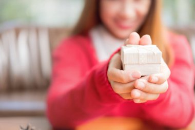 Noel Baba elbisesi giyen mutlu kadın. Noel hediyesi, Noel konsepti.