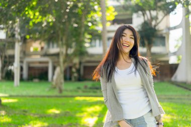 Mutlu kadın dinleniyor ve yaz tatilinin tadını çıkarıyor.