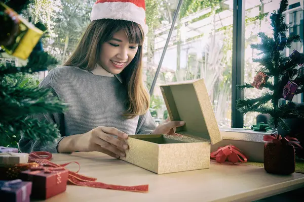 Caixa Presente Embalagem Mulher Conceito Natal — Fotografia de Stock