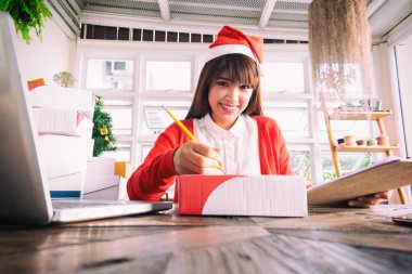 Sanal iş için Noel Baba şapkalı bir kadın. İş sahibi kavramı.