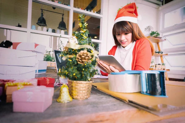 Mulher Usando Chapéu Papai Noel Ordem Verificação Negócio Linha Conceito — Fotografia de Stock