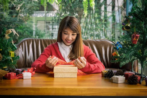 Confezione Regalo Donna Concetto Natale — Foto Stock