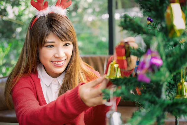 Щаслива Жінка Різдвяному Капелюсі Санта Прикрашає Ялинку Різдвяна Концепція — стокове фото