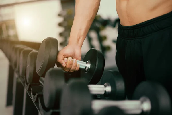 Homem Fitness Forte Posando Corpo Muscular Fazendo Exercícios Para Fisiculturista — Fotografia de Stock