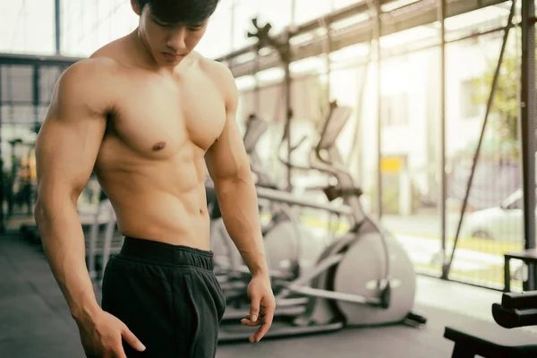 Homem Fitness Forte Posando Corpo Muscular Fazendo Exercícios Para Fisiculturista — Fotografia de Stock