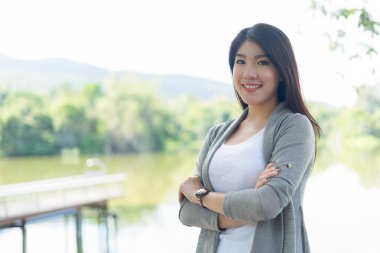 Güzel genç bir kadın kameraya neşeli ve büyüleyici bir gülümsemeyle bakıyor. Kadın konsepti.