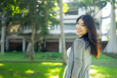 Güzel genç bir kadın kameraya neşeli ve büyüleyici bir gülümsemeyle bakıyor. Kadın konsepti.