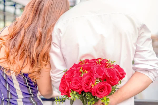 Heureux Jeune Couple Amoureux Étreignant Tenant Des Roses Rouges Dans — Photo