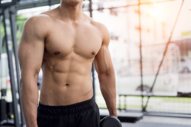 güçlü fitness adam kas vücut poz ve spor salonunda vücut geliştirmeci için egzersizler yapıyor, fitness kavramı, spor konsepti