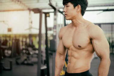 güçlü fitness adam kas vücut poz ve spor salonunda vücut geliştirmeci için egzersizler yapıyor, fitness kavramı, spor konsepti