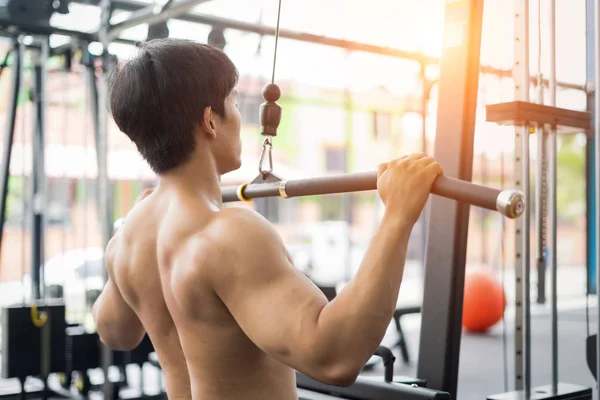 Sterke Fitness Man Poseren Gespierde Lichaam Het Doen Van Oefeningen — Stockfoto