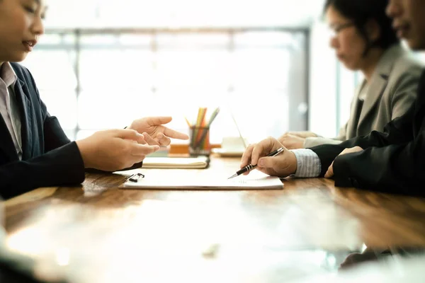 Imprenditori Che Lavorano Discutono Nuovo Progetto Piano Ufficio Mettere Firma — Foto Stock