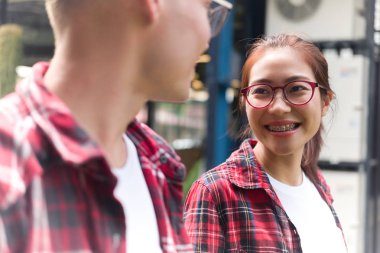 Mutlu genç çift birbirlerine sarılıp gülümsüyorlar. Çift konsepti, sevgililer günü konsepti.