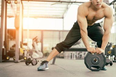 güçlü fitness adam kas vücut poz ve spor salonunda vücut geliştirmeci için egzersizler yapıyor, fitness kavramı, spor konsepti