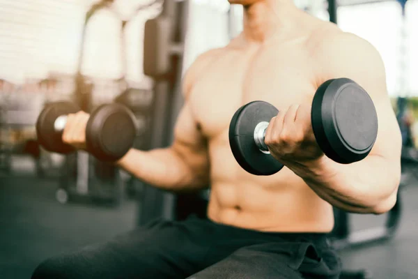 Starker Fitness Mann Posiert Muskulösen Körper Und Macht Übungen Für — Stockfoto