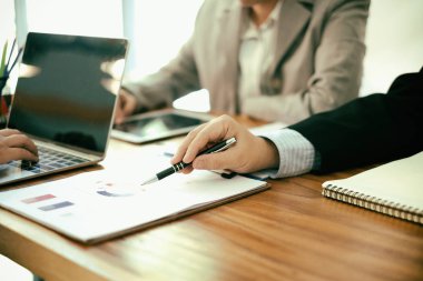 iş adamları beyin fırtınası toplantı ve ofiste birlikte proje tartışıyor, takım çalışması kavramı