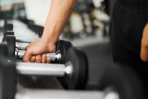 Homem Fitness Forte Posando Corpo Muscular Fazendo Exercícios Para Fisiculturista — Fotografia de Stock