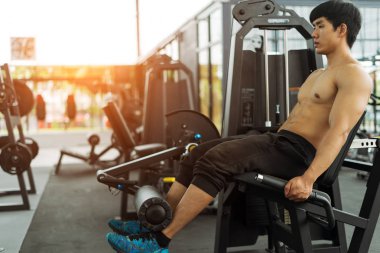 güçlü fitness adam kas vücut poz ve spor salonunda vücut geliştirmeci için egzersizler yapıyor, fitness kavramı, spor konsepti