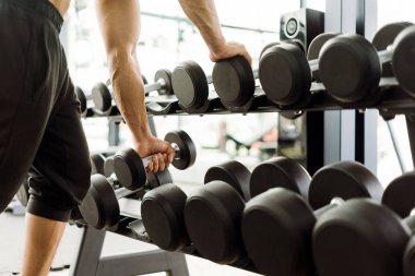 güçlü fitness adam kas vücut poz ve spor salonunda vücut geliştirmeci için egzersizler yapıyor, fitness kavramı, spor konsepti