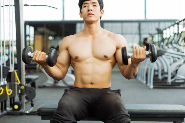 Homem Fitness Forte Posando Corpo Muscular Fazendo Exercícios Para Fisiculturista — Fotografia de Stock