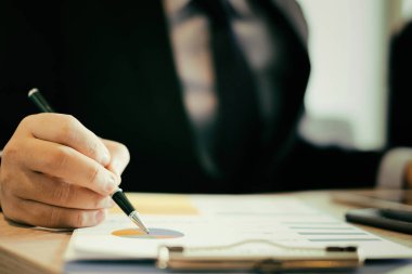iş adamları beyin fırtınası toplantı ve ofiste birlikte proje tartışıyor, takım çalışması kavramı