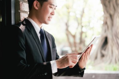 Mobil laptop ve belge ofisi ile çalışan genç işadamı, iş konsepti