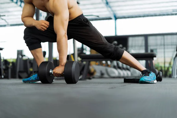 强大的健身男子摆出肌肉身体 做锻炼健美在健身房 健身概念 运动概念 — 图库照片
