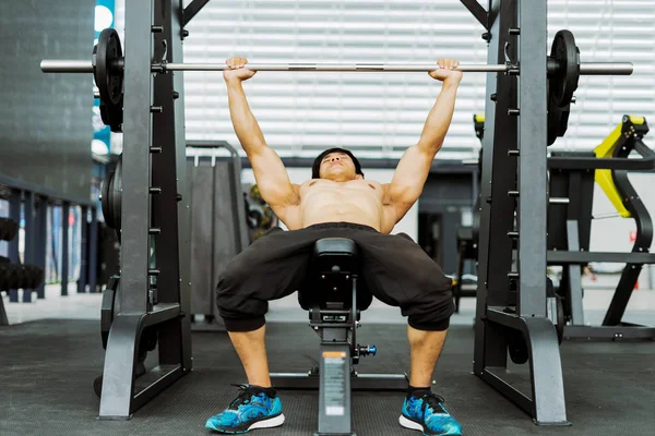 Starker Fitness Mann Posiert Muskulösen Körper Und Macht Übungen Für — Stockfoto