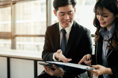 iş adamları toplantı beyin fırtınası ve dizüstü bilgisayar ve cep telefonu ile proje tartışıyor, takım çalışması kavramı