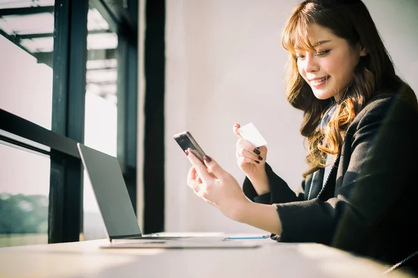 Frau Mit Kreditkarte Und Nutzung Von Laptop Und Smartphone Shopping — Stockfoto