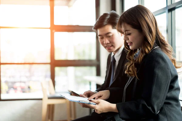 Zakenmensen Die Brainstormen Projecten Bespreken Met Een Laptop Mobiele Telefoon — Stockfoto