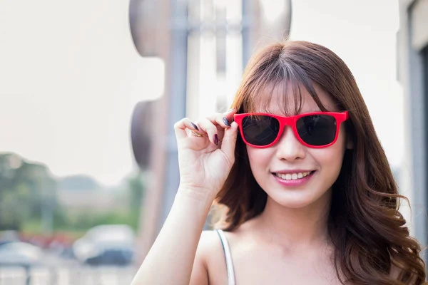 Mulher Feliz Usando Óculos Sol Posando Com Sacos Compras Olhando — Fotografia de Stock