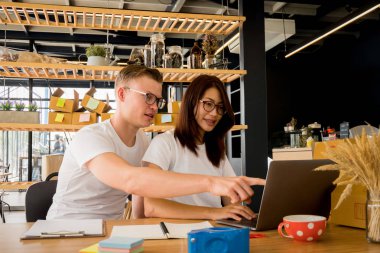 Bilgisayarlı mutlu insanlar hisse senedi ürünlerini kontrol etmek için çalışıyor. Evdeki internet ofisi, internet sektörü.