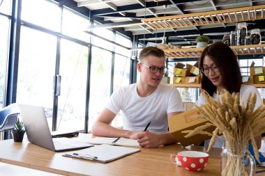 Bilgisayarlı mutlu insanlar hisse senedi ürünlerini kontrol etmek için çalışıyor. Evdeki internet ofisi, internet sektörü.