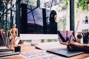 Tablet ve dizüstü bilgisayar tasarım projesiyle tasarımcı grafik çizimleri, tasarımcı grafik konsepti