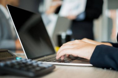 Dizüstü bilgisayar ve belge bürosuyla çalışan genç iş kadını, iş konsepti