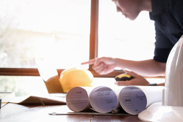 молодые инженеры пишут современный проект по чертежам в офисе, Концепция инженера