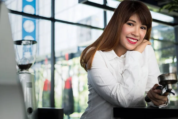 Kahve dükkanındaki mutlu bayan işyeri sahibi.