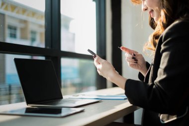 İnternet üzerinden akıllı telefon alışveriş sitesi kullanan mutlu bir kadın, alışveriş kavramı