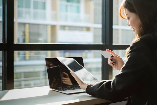 Frau Mit Kreditkarte Und Nutzung Von Laptop Und Smartphone Shopping — Stockfoto